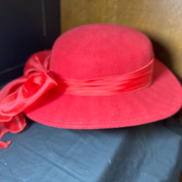 Women's Red 100% Wool Hat. - Picture 4 of 4